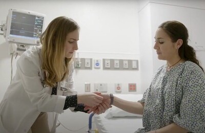 Кодирование Аквилонг в Сухом Логе Врач держит пациентку за руку